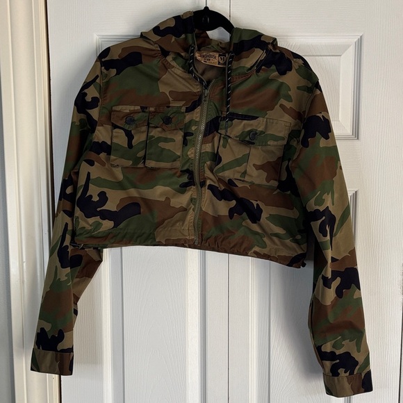Women's Camouflage Cropped Hoodie - Picture 4 of 8